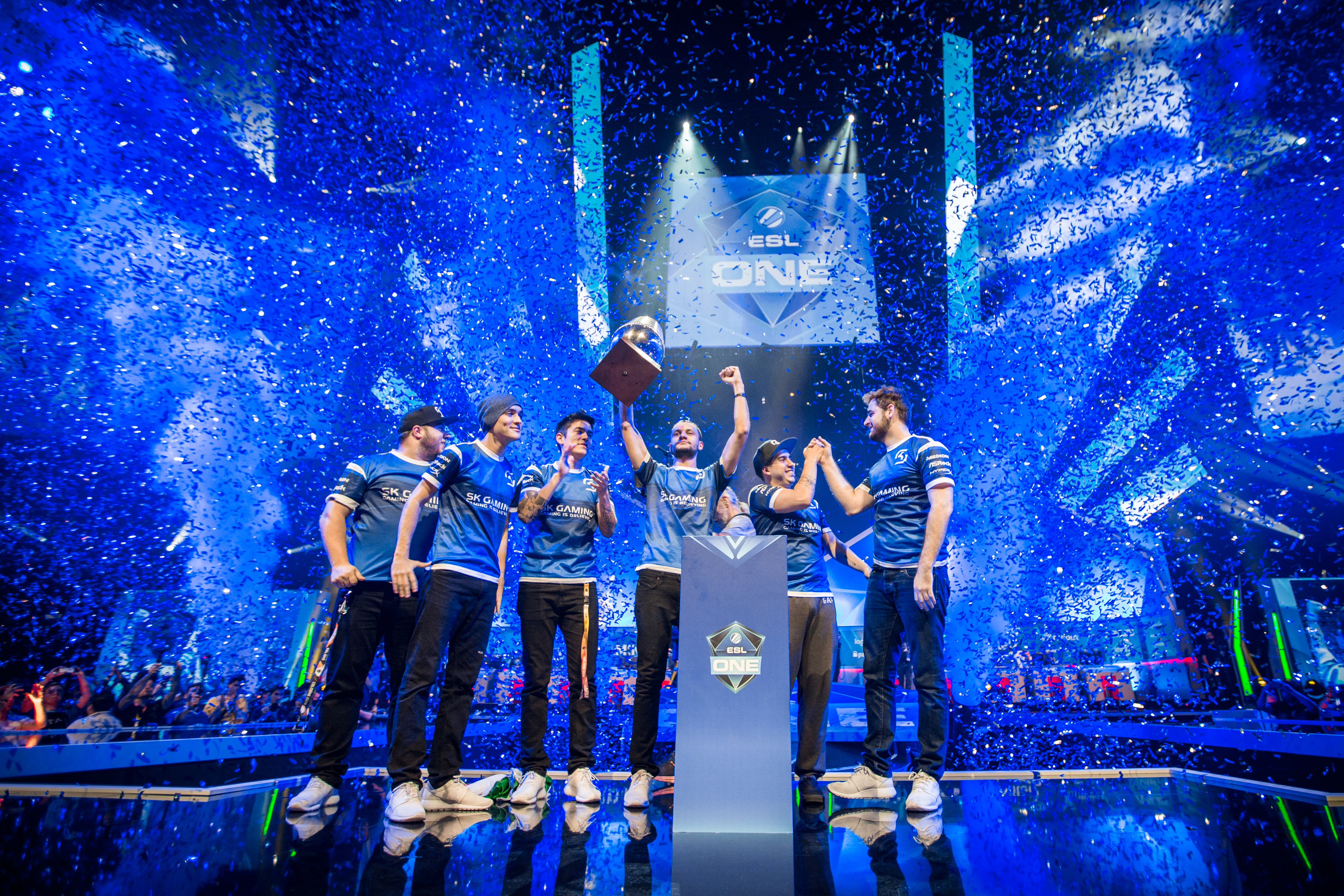 ESL One Cologne 2016 — trophy lift on stage with confetti